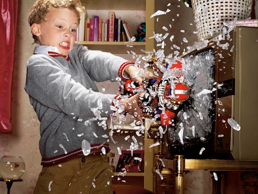 Enfant brisant un objet